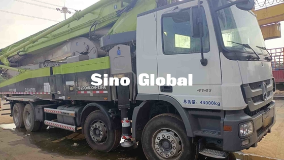 Truk Pompa Beton Putih Zoomlion 56 meter Bekas Dengan Chassis Benz